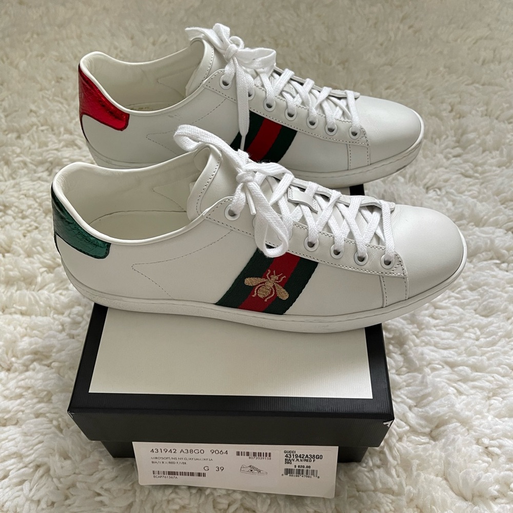 Gucci Classic white lace up sneaker with bee and green/ red stripe size 9